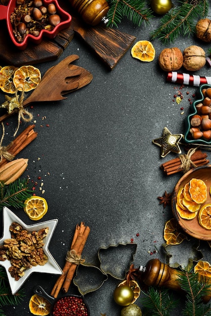 Foto fundo de cozimento cartão de ano novo com decorações de natal e ingredientes para cozimento espaço livre para texto vista superior