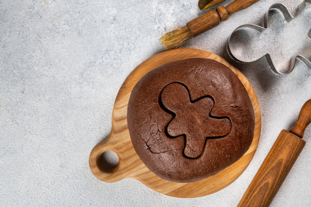 Fundo de cozimento de Natal. Ingredientes para cozinhar bolos de Natal em fundo claro. Vista superior com espaço de cópia. Biscoitos de gengibre. Biscoitos de gengibre de cozimento. Pato cru para biscoitos