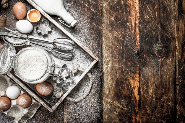 Fundo de cozimento. Ingredientes para massa fresca. Sobre um fundo de madeira.