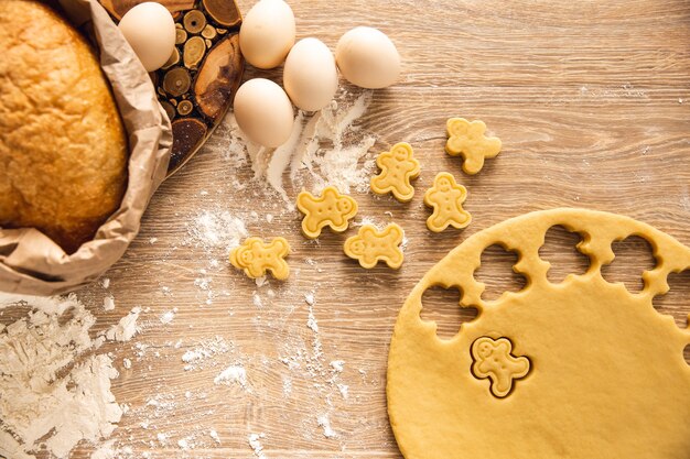 Fundo de cozimento: processo de fabricação de biscoitos. vista do topo. fechar-se