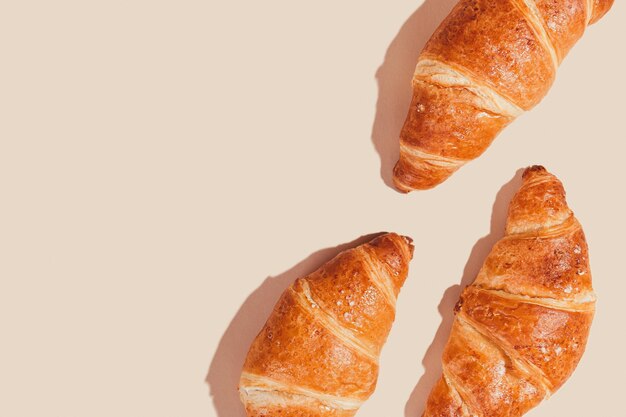 Foto fundo de croissants sobre um fundo claro com sombras nítidas