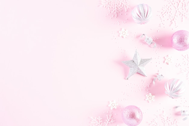 Fundo de decoração de natal em fundo rosa