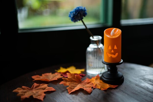 Fundo de decorações de Halloween Halloween com vela na mesa de madeira Conceito de feriado de Halloween