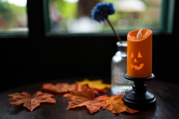 Fundo de decorações de Halloween Halloween com vela na mesa de madeira Conceito de feriado de Halloween