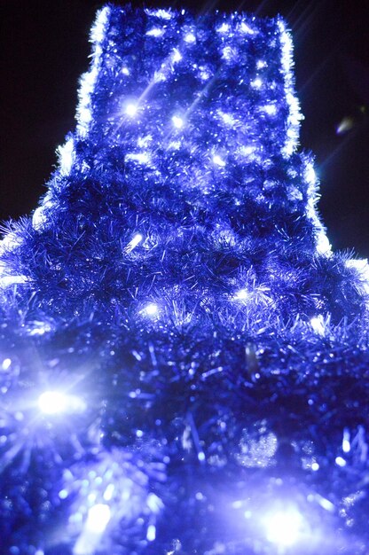 Foto fundo de decorações de natal lanternas luzes guirlandas chuvas azuis arqueadas