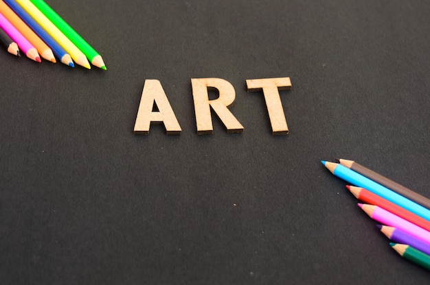 Fundo de design de arte com lápis de cor e letras tipográficas ilustração educacional.