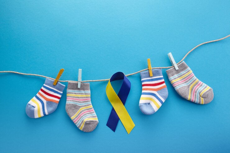 Foto fundo de dia mundial de síndrome de down. conceito de conscientização da síndrome de down. meias e fita em fundo azul