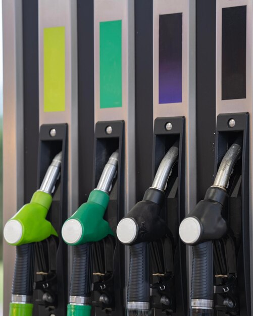 Foto fundo de dispensador de gasolina de combustível de cor preta amarelo verde roxo preços aumentando conceito de transporte