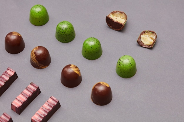 Foto fundo de doces de chocolates coloridos isolado em brown.