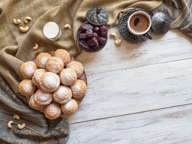 Fundo de doces do Ramadã. Biscoitos da festa islâmica de El Fitr. Biscoitos egípcios