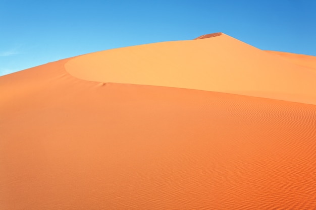 Fundo de duna do deserto marroquino e céu azul