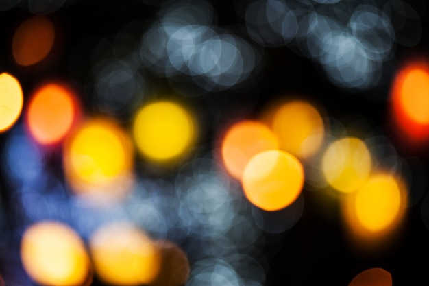 Fundo de efeito bokeh de decoração em árvore por luz de festa