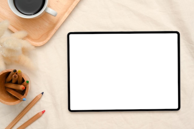 Fundo de espaço de trabalho branco simples com papelaria e coisas de maquete de tela branca touchpad tablet