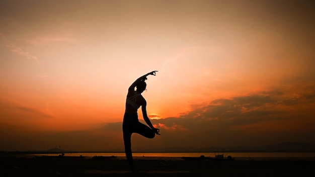 Fundo de exercícios de prática de ioga de silhueta