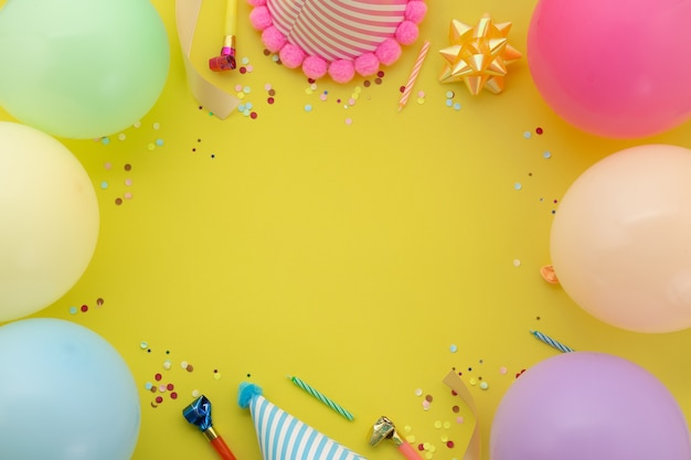 Fundo de feliz aniversário, decoração de festa colorida plana