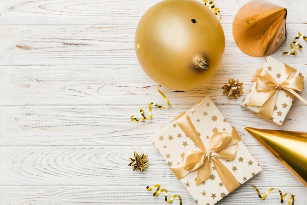 Fundo de férias com presente de balão colorido e confete Estilo plano leigo Cartão de aniversário ou festa com espaço de cópia