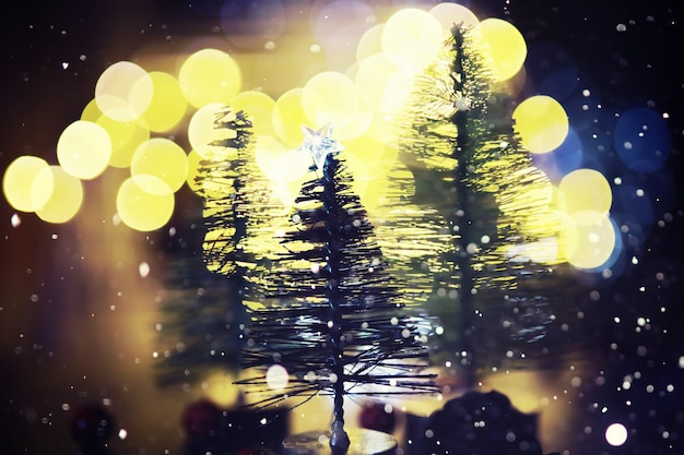 Fundo de férias de inverno com abeto congelado, luzes de brilho, bokeh. Fundo de férias de Natal e ano novo com espaço de cópia.