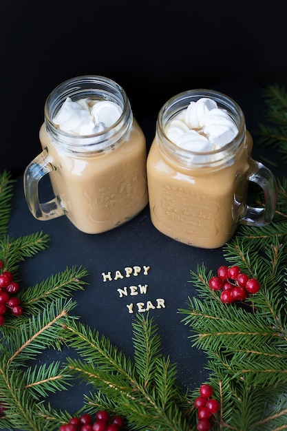 Fundo de férias de natal com chocolate quente marshmellou. a inscrição feliz ano novo