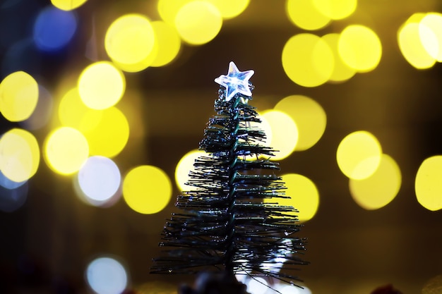 Fundo de férias de natal e ano novo com espaço de cópia. fundo de férias de inverno com abeto congelado, luzes de brilho, bokeh.