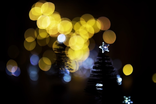 Fundo de férias de Natal e Ano Novo com espaço de cópia Fundo de férias de inverno com luzes de abeto congeladas bokeh