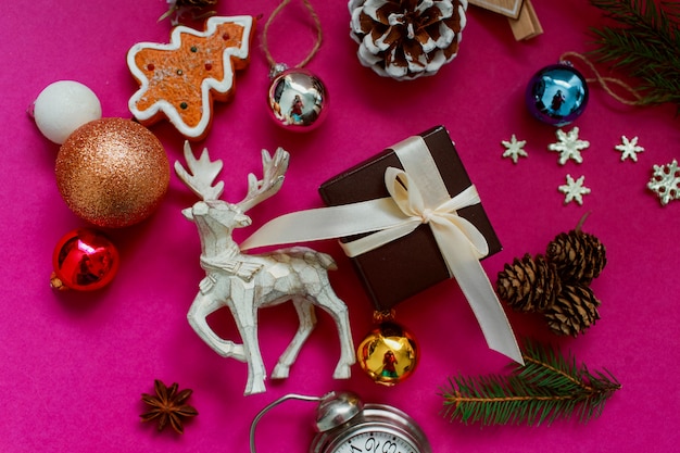 Fundo de férias de Natal e ano novo e papel de parede. Brinquedos de decoração festiva de Natal em um fundo rosa