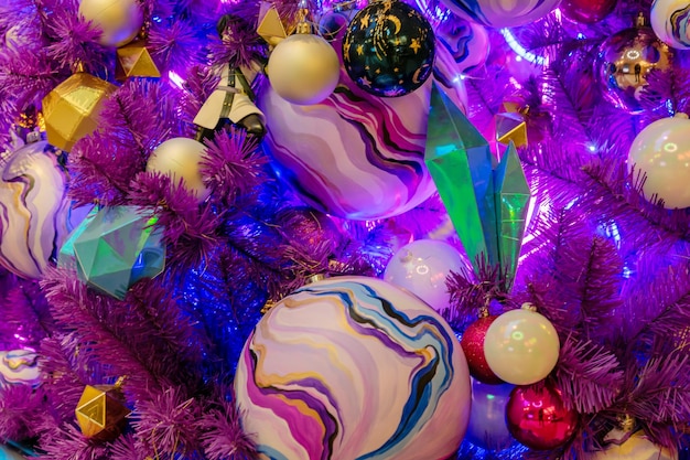 Fundo de férias de Natal e Ano Novo Árvore de Natal com guirlandas de enfeites dourados e brancos Árvore de Natal com estilo de néon
