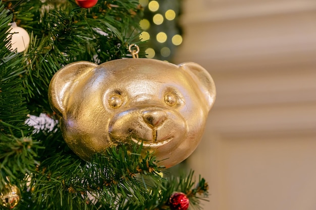 Fundo de férias de Natal e Ano Novo Árvore de Natal decorada com ursinho de pelúcia dourado e guirlandas Conceito de celebração brilhante e cintilante