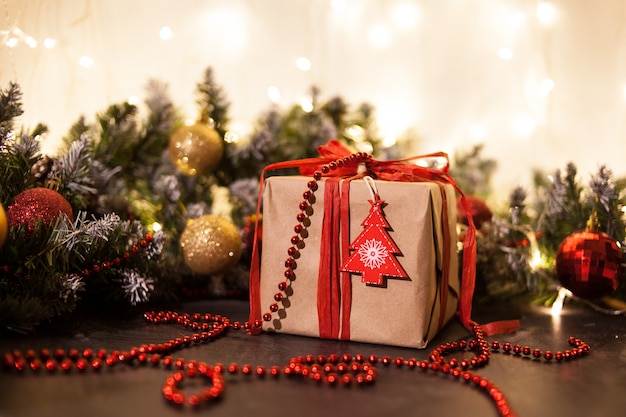 Fundo de férias de Natal. Presentes com uma fita vermelha, close-up. Copie o espaço na lousa