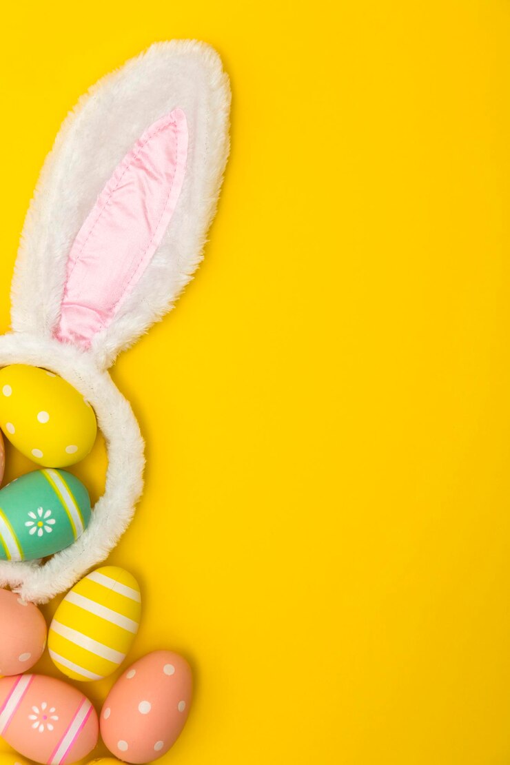 Fundo de férias de páscoa com orelhas de coelho e ovos de páscoa