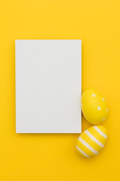 Foto fundo de férias de páscoa ovos de páscoa decorados de cor pastel com uma etiqueta branca em branco