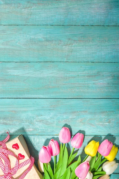 Fundo de férias de primavera com flores de tulipa