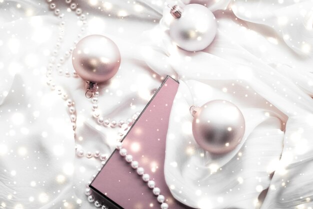 Fundo de férias mágicas de Natal enfeites festivos coram caixa de presente vintage rosa e glitter dourado como temporada de inverno presente para design de marca de luxo
