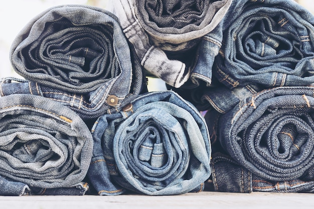 Fundo de foco seletivo de uma pilha rolou jeans