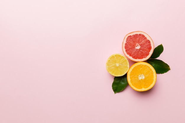 Foto fundo de frutas frutas frescas coloridas na mesa colorida toranja de limão laranja espaço para conceito saudável de texto espaço de cópia de vista superior plana