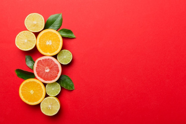 Fundo de frutas Frutas frescas coloridas na mesa colorida Toranja de limão laranja Espaço para conceito saudável de texto Espaço de cópia de vista superior plana