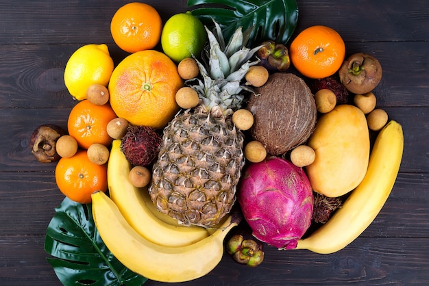 Fundo de frutas tropicais, muitas frutas tropicais maduras coloridas