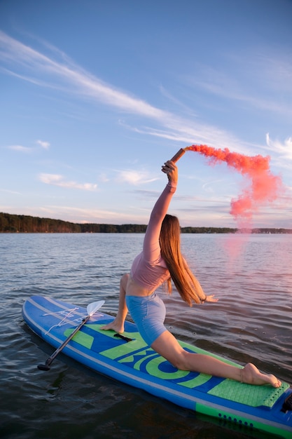 Foto fundo de fumaça rosa com jovem adulto