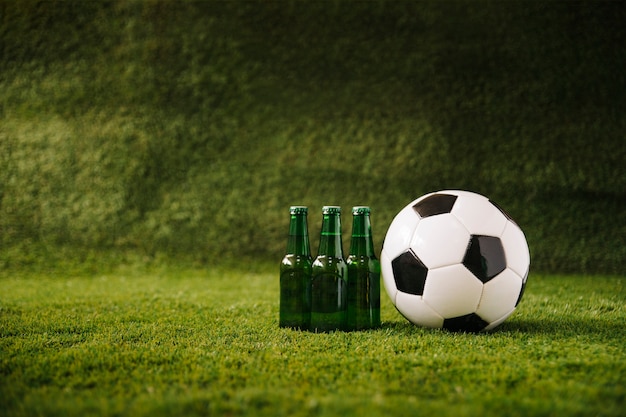 Fundo de futebol com cerveja e bola