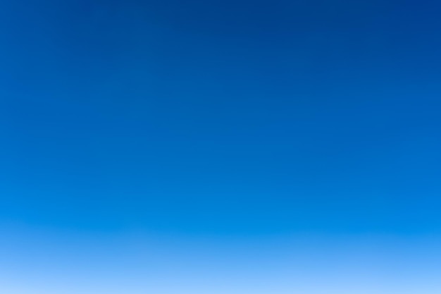 Fundo de gradiente de céu azul brilhante Textura clara de céu vazio Cartaz de paisagem em branco sem nuvens