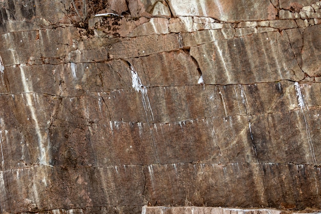 Fundo de granito marrom com rugas. a textura da pedra bruta.