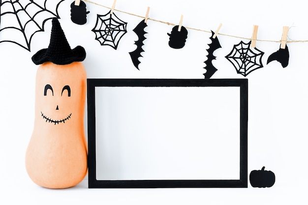 Fundo de halloween com abóbora laranja de halloween e moldura preta