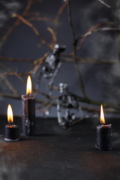 Fundo de Halloween com velas e esqueletos na escuridão