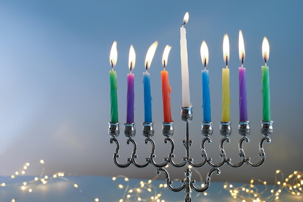 Fundo de hanukkah feriado judaico com menorá de candelabros tradicionais e velas no fundo azul