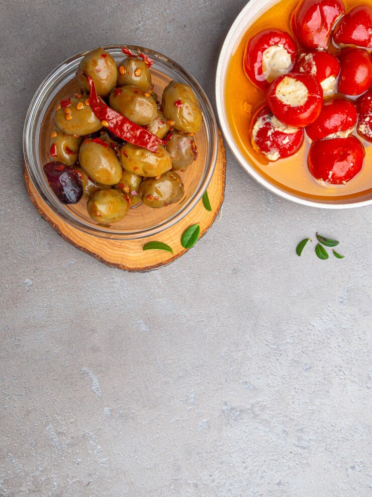 Foto fundo de ingredientes alimentares italianos com recheio de azeite de azeitonas vermelhas com pimentão de queijo