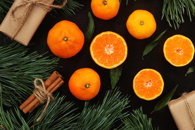 Fundo de inverno de Ano Novo de Natal com tangerinas suculentas em uma mesa de madeira escura