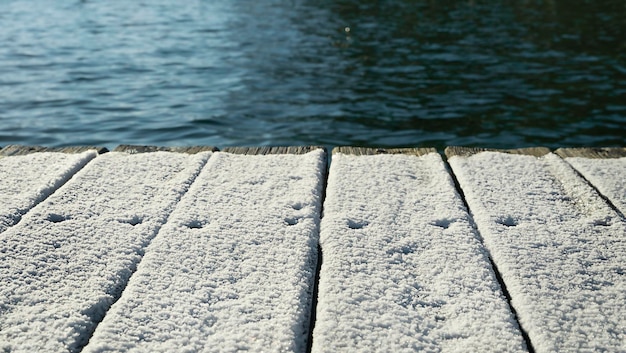 Fundo de inverno de neve cais de madeira coberto com água de neve