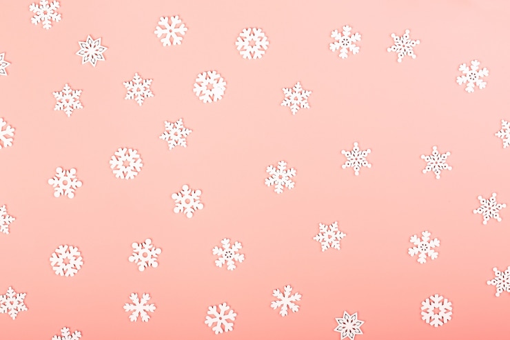 Foto fundo de inverno suavemente rosa com flocos de neve brancos. layout de natal criativo. estilo escandinavo minimalista. espaço vazio para texto, vista de cima, disposição plana