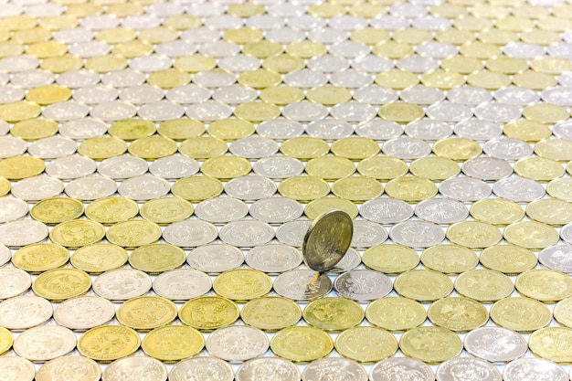 Foto fundo de ladrilhos de moedas de um rubl com perspectiva