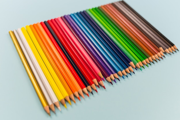 Foto fundo de lápis de cor sobre papel azul