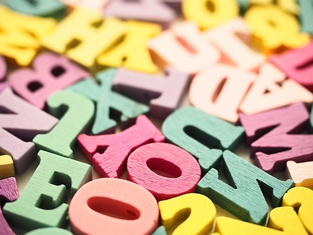 Fundo de letras maiúsculas coloridas de madeira Alfabeto em maiúsculas em close-up